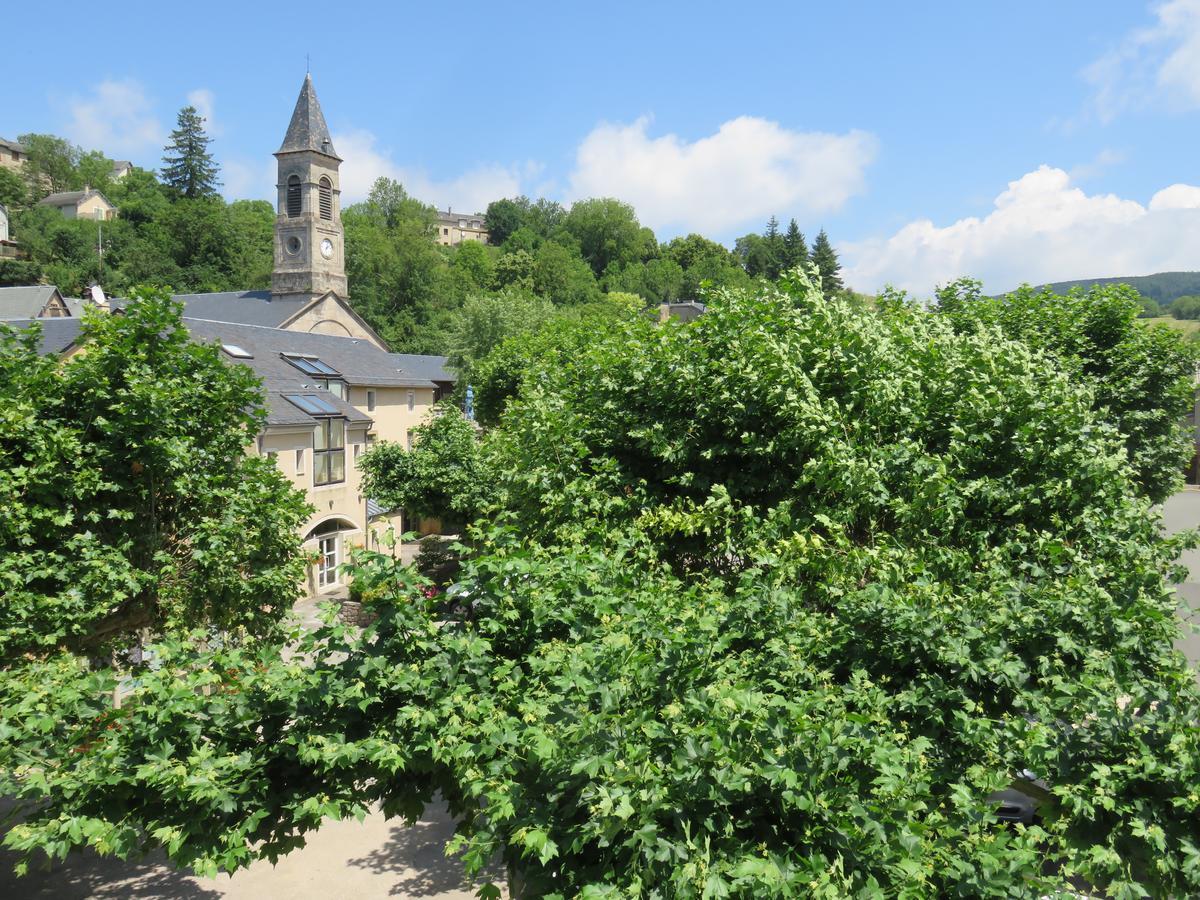 Cafe De La Place Gite & Chambres D'Hotes "Lou Pastre" Lanuejols  Exterior photo